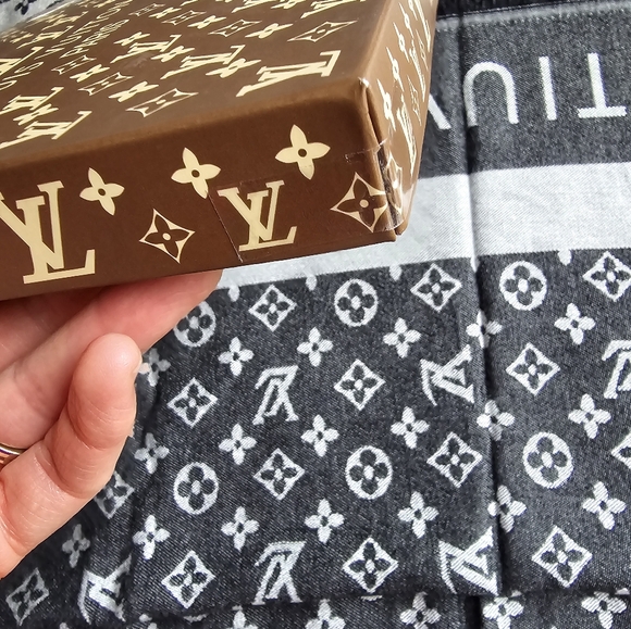 Louis Vuitton 100% cashmere scarf. New! Two faced-light gray and dark gray. - Picture 3 of 6
